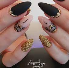Una de las claves puede estar en una acertada elección de los colores a combinar, y en este sentido, el resultado de unir el dorado con el color negro es realmente interesante. Pin De Sheila Taina En Manikyur Manicura De Unas Unas De Maquillaje Unas De Gel Bonitas