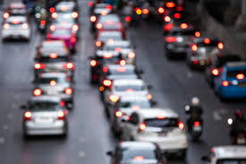 Carreta tomba na Fernão Dias, parte da carga cai na pista e causa colisões; rodovia tem engarrafamento de 6 km