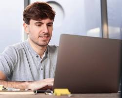 person working as a freelancer on a laptop resmi