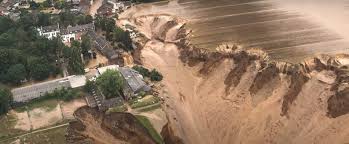 Transportul feroviar şi aerian a fost perturbat în statul kerala din sudul indiei din cauza inundaţiilor, a alunecărilor de teren şi a prăbuşirii mai. InundaÈii Devastatoare In Germania Ploile Au Dus La O Alunecare De Teren De Mari ProporÈii B365