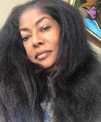 Yole Dérose, une passionnée de musique et d'art, a consacré sa vie à ces  domaines. Attirée par la scène comme un aimant, son voyage musical a débuté  en 1979 au festival international