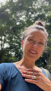 Muchas personas lindas nuevas! Gracias! Me presento✌🏽aquí : 🐦‍⬛Mi nombre  es Daniela Esparza, y me dicen Dani 💕, nací en el 79 🫣, nací y crecí  Santiago de Chile. Tengo un hermano