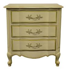 W moim sklepie znajdziesz meble i dodatki w stylu shabby chic, francuskim i vintage. Thomasville Furniture Tableau Collection French Provincial Off White Painted Nightstand Chairish
