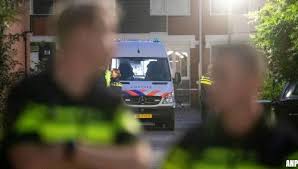 Bij een schietpartij in een woning aan de heimerstein in dordrecht zijn meerdere gevallen. Transport Online Doden Schietpartij Dordrecht 8 12 En 35 Jaar