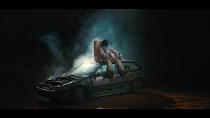Loin du soleil, loin du soleil loin du soleil, je rêve d'être astronaute loin du soleil sera téléguidée, respecte ma réput', rêve de l'espace, mets la terre à tes pieds en combi' d'astronaute à l'arrêt d'bus. Youssoupha Vous Fait Decouvrir La Ville D Abidjan Dans Son Nouveau Clip Astronaute