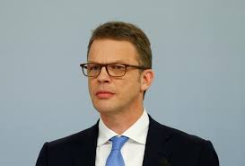Deutsche bank associates want to be paid & promoted sooner. Deutsche Bank Picks Retail Specialist Christian Sewing As Ceo Reuters