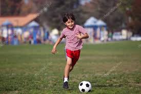 Niños jugando en el barrio de los suburbios niños jugando al fútbol, comiendo helado, corriendo, en el parque de dibujos animados lindos niños pequeños jugando diferentes deportes, fútbol, baloncesto, tiro con arco, karate, ciclismo, patinaje sobre ruedas, skate vector deportivo ilustraciones sobre un fondo blanco Fotos De Nino Jugando Futbol De Stock Nino Jugando Futbol Imagenes Libres De Derechos Depositphotos