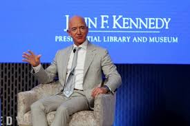Now his net worth has skyrocketed once again, setting another new record. Jeff Bezos Jual Saham Amazon Us 2 8 Miliar Duitnya Buat Perusahaan Roket Market Bisnis Com