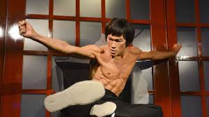Since 2002, the bruce lee foundation has created online and physical exhibits to educate people about bruce lee, provided financial assistance to students and families within the united states to attend college, provided martial arts instruction for underprivileged youth, and created and run our camp bruce lee summer program for kids to. Zum 75 Geburtstag Von Bruce Lee 25 Fakten Zum Konig Des Kung Fu Stars