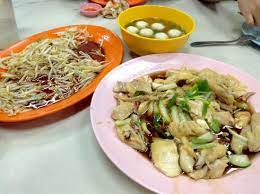 What's unique about the pot rice here is the addition of sliced onions to the dish, which gives it a tangy taste and crunchy texture. Onn Kee Or Lou Wong Review Of Onn Kee Restaurant Tauge Ayam Kue Tiau Ipoh Malaysia Tripadvisor