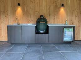moderne cooxs buitenkeuken met big green egg koelkast en spoelbak met kraan buitenkeuken buitenkeukens spoelbak