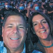 💍💐💕 By Caitlyn Meisner Wendy and Mark Mueller were cut from the same  cloth despite being from Massachusetts and Texas, respectively. Having both  ended up at Virginia Tech for college, the pair