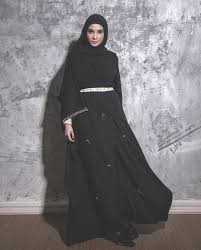 Baju gamis syar'i yang lebih modern ini hadir dengan beraneka macam warna dan model. 30 Model Gamis Hitam Polos Elegan Kombinasi Arab