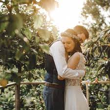 Wir testen drei brautkleider für unter 100 euro auf optik, qualität und kundenservice. Brautmode Koln Leichte Brautkleider Und Hochzeitskleider