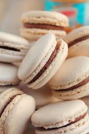 Macarons Chocolat Au Lait Beurre De Cacahuete Facon Snickers Chocociframboise Le Blog Macaron Chocolat Beurre De Cacahuete Macaron