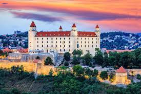 Demografie, wirtschaft, energie, sprachen und weitere gegenüberstellungen. Burg Bratislava