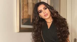 بعد أن أثارت الفنانة المهرة البحرينية ضجة كبيرة برقصها العرضة السعودية، إستقبالاً للسعوديين الذين توافدوا إلى بلدها البحرين، بعد سريان قرار فتح المنافذ البرية بين البلدين. Ø§Ù„Ù…Ù‡Ø±Ø© Ø§Ù„Ø¨Ø­Ø±ÙŠÙ†ÙŠØ© ØªØ«ÙŠØ± Ø§Ù„Ø¬Ø¯Ù„ Ù…Ø¬Ø¯Ø¯Ø§ Ø¨Ø±Ù‚ØµÙ‡Ø§ ÙÙŠØ¯ÙŠÙˆ ØµØ­Ø§ÙØ© Ø§Ù„Ø¬Ø¯ÙŠØ¯ Ù†Ø¬ÙˆÙ… Ùˆ ÙÙ†