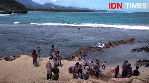 Objek wisata batee iliek di akhir pekan ecotourism; Pantai Momong Kepingan Surga Yang Tersembunyi Di Aceh
