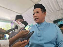 Disertakan juga dengan parti politik yang diwakili setiap menteri besar & ketua menteri. Aminuddin Tidak Terkesan Cadangan Tukar Menteri Besar Negeri Sembilan
