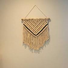 Macrame projects craft projects craft ideas diy macrame plant hanger deco originale macrame tutorial we're celebrating earth day by turning our old tee shirts into hanging macrame planters! Grote Macrame Muur Opknoping Verkrijgbaar In Wit Grijs Etsy Macrame Wall Hanging Macrame Wall Hanger Macrame Wall Art