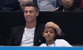 Cristiano ronaldo est beau, riche, respecté et très heureux avec la belle irina shayk et son fils adoré, cristiano jr. A 9 Ans Le Fils De Cristiano Ronaldo Fait Le Buzz Avec Son Nouveau Compte Instagram
