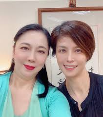 夜路徘徊No.21 】 對於當下的這場戰「疫」， 我們都還看不到盡頭， 也不知道前方還會發生什麼狀況？ 但最好還是就原地等待， 起碼還有一盞路燈照亮。  我們清楚當下就是別亂移動， 等到狀況明朗的時候， 就可以迎接光明前程的到來。