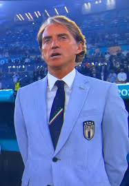 Với tư cách hlv trưởng đtqg dự euro 2021, roberto mancini đang quyết tâm nắm lấy cơ hội thứ hai ở tuyển italy, sau nhiều lẫn lỡ duyên trong đời cầu thủ. Aitor Lagunas On Twitter Enzo Bearzot 1981 Roberto Mancini 2021