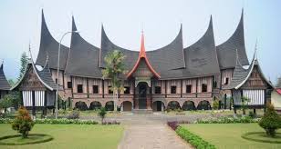 Cirri khas dari rumah ini adalah memiliki tangga didepan rumah yang digunakan keunikan rumah krong bade ternyata mampu menyita perhatian para turis yang datang ke aceh. 1 Rumah Adat Dan Asalnya Provinsi Nanggroe Aceh Darussalam Rumah Krong Bade 2 Rumah Adat Provinsi Sumatera Barat Rumah Gadang Pdf Free Download