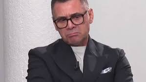 FOTOT/ Dash Sula hip mbi tavolina dhe nis e këndon