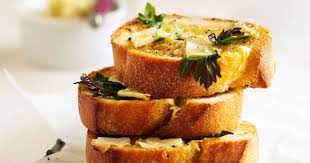 leicht gemacht und einfach herrlich fein knusprige knoblauchbrotchen direkt aus dem ofen mit zitronensaft cayennepf rezepte lebensmittel essen knoblauchbrot