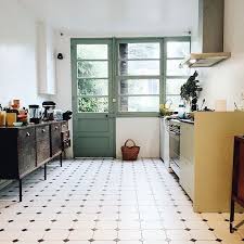 Kuchenideen Kuchenfliesen Weisse Fliesen Schwarz Weiss Grune Tur Farbkombination Kuche Interieur Huisdesign Groene Deuren