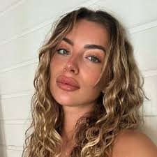 Alice Langlois 🧚‍♀️ (@_opmb) • Threads, Say more