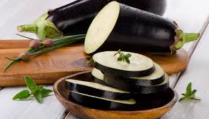 En una dieta equilibrada las verduras juegan un papel muy importante, por eso te sugerimos algunas recetas con berenjena sanas y atractivas. Berenjena En La Cena Para Adelgazar Receta Recomendada Por Nutricionista Vix