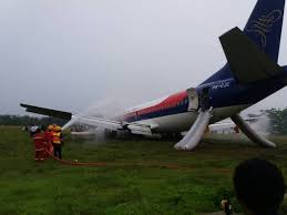 Tim sar membangun posko kecelakaan pesawat sriwijaya air di jitc, tanjung priok, jakarta, sabtu (9/1). Kecelakaan Pesawat Sriwijaya Di Manokwari Pintu Darurat Dibuka Okezone News