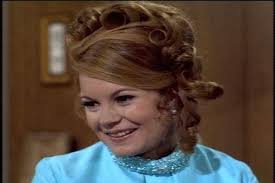 It seems that Gregg and Cissy are having a very "engaging" conversation,  during their meal date. Do you know what these two lovebirds were talking  about? If you think you know----please comment