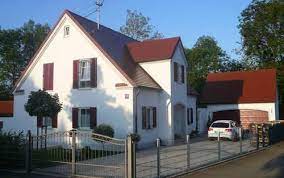 Wie schön, dass die traditionelle architektur des schwäbischen landhauses mit gesims immer eine gute figur macht und nie aus der mode kommt. Schwabisches Landhaus Mit Gesims Mkm Traumhauser