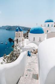 Les Cyclades Les Celebres Maisons Blanches Et Bleues Situees Dans L Archipel Grec Grece Santorin Cyclades Paysage Vacances Voyage Santorin Grece Paysage