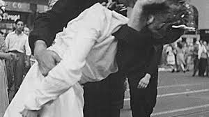 Morreu o marinheiro da fotografia de beijo no final da II Guerra ...