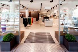 Hacemos personalizaciones en todos los artículos. Tienda De Ropa De Trabajo Barcelona Show Room 1 200m2 Mas Uniformes