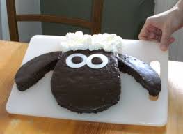 Dazu rührt man einen schokokuchen an und gibt den die beine während der kuchen backt, kann man mit dem schaf beginnen und zwar mit dem unterteil. 7 Shaun Das Schaf Party Shaun Sheep Ideen Shaun Das Schaf Schafe Kuchen Kindergeburtstag