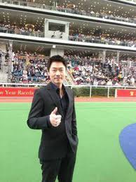 李思捷（johnson lee，1974年 4月11號—）係香港 無綫電視藝員。 佢喺香港出世，10歲跟屋企移民加拿大 多倫多，喺多倫多大學美術系學士畢業，再到美國深造，1998年返香港參加香港商業電台嘅「喜劇之王訓練班」，有機會演出電影《喜劇之王》而入行，2003年加入無綫電視，主要拍電視劇，亦曾經主持. æŽæ€æ· å¿«æ‡‚ç™¾ç§'