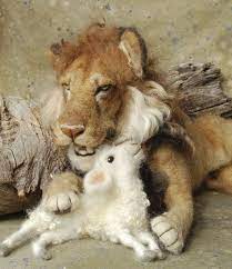 Amazing Makes Me Want To Learn Felting From Http Sarafinafiberart Com Felt Lion Lion And Lamb Felt Animals