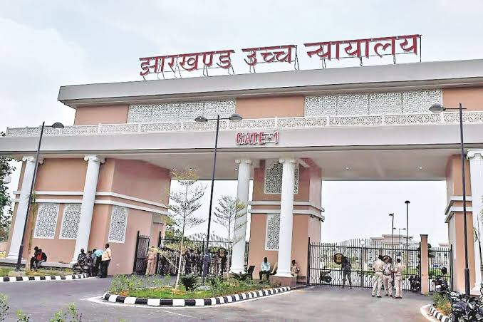 झारखंड हाईकोर्ट का सख्त निर्देश: वाहनों से धार्मिक-राजनीतिक झंडे हटें, काला  शीशा और प्रेशर हॉर्न पर भी रोक | Jharkhand High Court