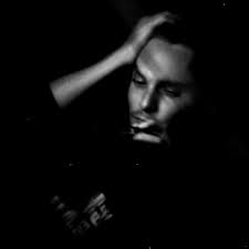 19 Emotive Images Using Negative Space