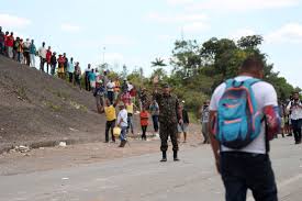 Os manifestantes com pedras e os militares. Domingo Tem Novos Confrontos Na Fronteira Da Venezuela Com O Brasil Exame