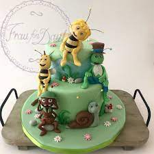 Maya bee is made from fondant. Biene Maja Torte Frau Fon Dant