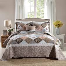 This set includes one quilt and two shams. Amazon Com Travan 3 Piece Queen Quilt Sets With Shams Oversized Bedding Bedspread Coverlet Set Kitchen Dining