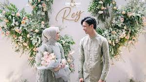 Dari unggahan yang dilihat hops.id pada sabtu, 5 juni 2021, mereka adalah putri isnari, fatin shidqia lubis, salsha dewandoro, dinda hauw, dan aliya. Rey Mbayang Dan Dinda Hauw Semangat Suarakan Nikmatnya Taaruf Sebelum Menikah Tribunnews Com Mobile