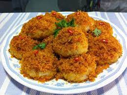 Steamed Glutinous Rice With Spicy Grated Coconut Indonesian Ketan Serundeng Glutinous Rice Malay Food Indonesian Desserts