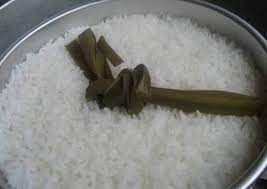 Namun dandang tidak menimbulkan kerak nasi seperti pada panci. Resep Menanak Nasi Di Dandang Oleh Diana Christina Cookpad